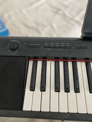 Teclado Yamaha Piaggero 61 teclas + Soporte