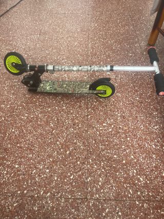 Patinete infantil con ruedas verdes