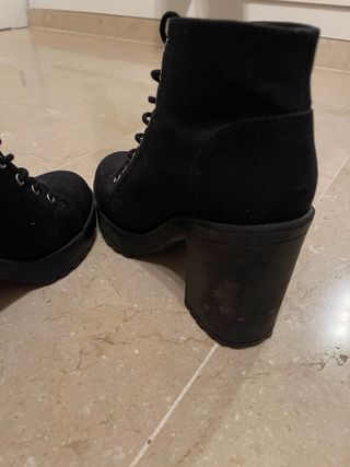 Botas altas negras con cordones