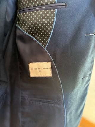 Traje azul marino y corbata rosa