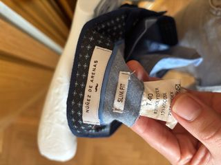 Traje azul marino y corbata rosa