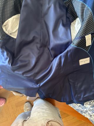 Traje azul marino y corbata rosa