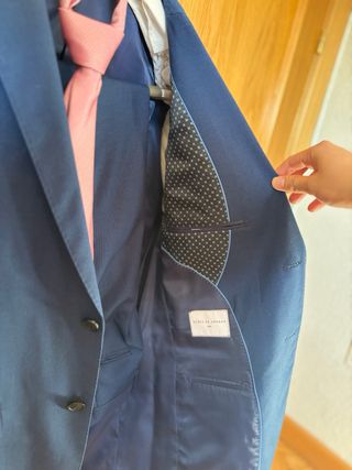 Traje azul marino y corbata rosa