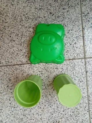 Formas de areia praia porco e copos