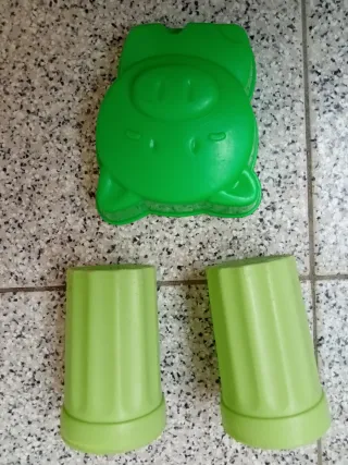 Formas de areia praia porco e copos