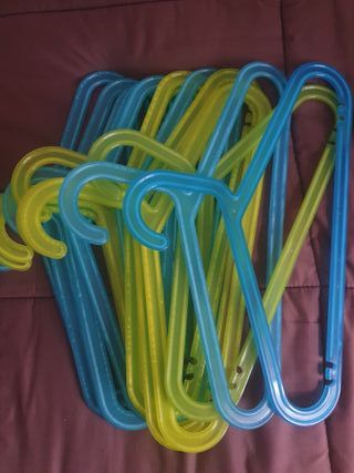 Perchas infantiles de plástico (azul y amarillo)