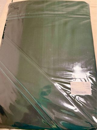 Conjunto lençóis verde escuros com duplo rolinho
