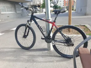 Bicicleta de montaña negra y roja