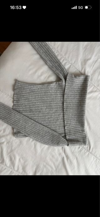 Jersey gris hombros descubiertos