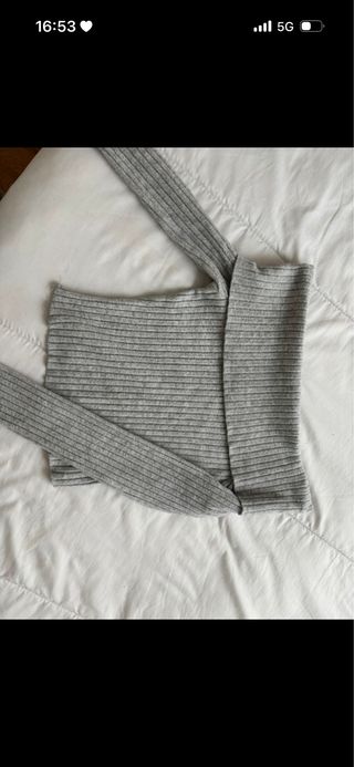 Jersey gris hombros descubiertos