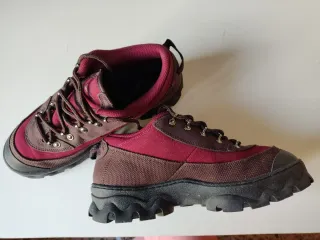 Botas Nike Talla 41 color marrón, granate y negro