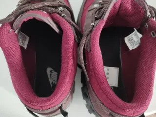 Botas Nike Talla 41 color marrón, granate y negro