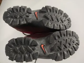 Botas Nike Talla 41 color marrón, granate y negro