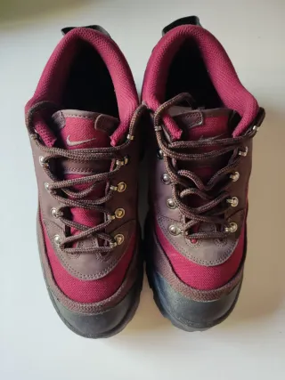 Botas Nike Talla 41 color marrón, granate y negro