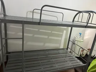 Litera metálica gris