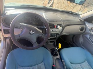Nissan Almera 2001