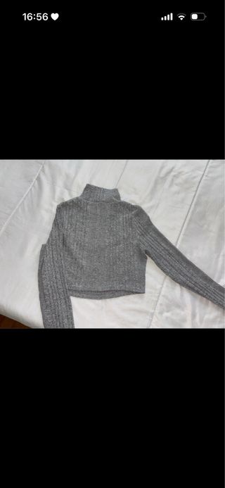 Jersey gris cuello alto con abertura