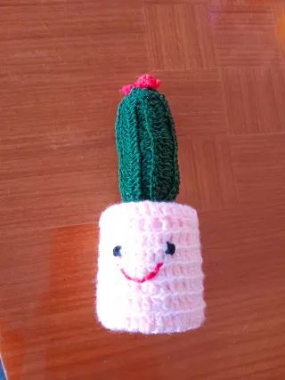 Cactus de ganchillo con maceta sonriente
