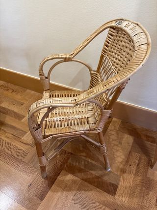 Silla infantil de mimbre con funda