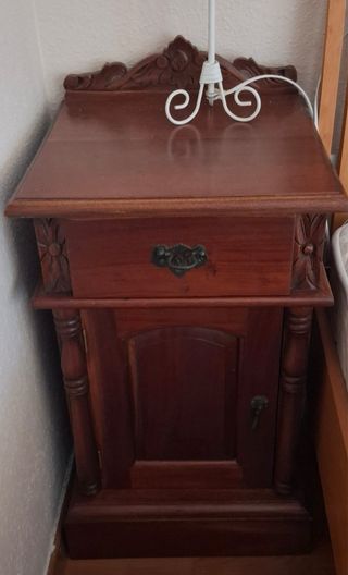 Mueble de madera con puertas y cajones Dormitorio