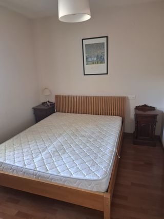 Mueble de madera con puertas y cajones Dormitorio