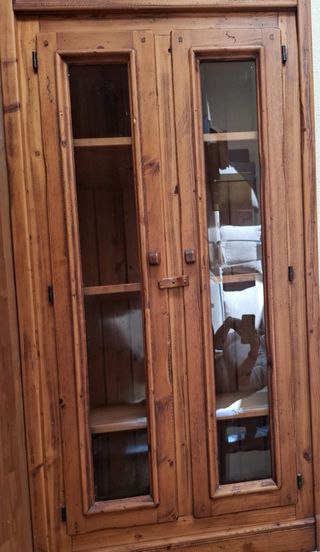 Mueble de madera con puertas y cajones Dormitorio