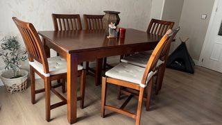 Mesa de comedor de madera de pino y sillas