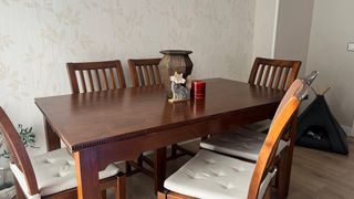 Mesa de comedor de madera de pino y sillas