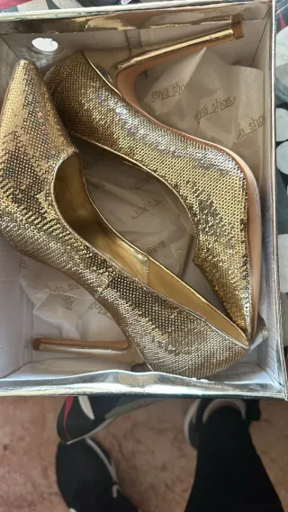 Zapatos de tacón Goya Shoes dorados