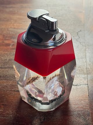 Accendino da tavolo con conchiglie e perle vintage