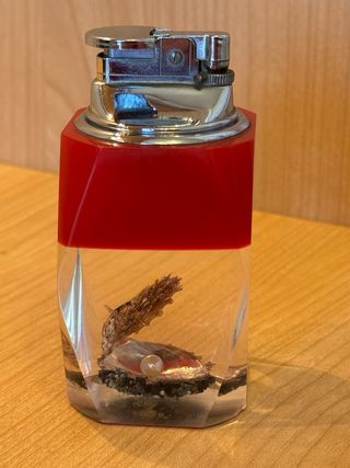 Accendino da tavolo con conchiglie e perle vintage