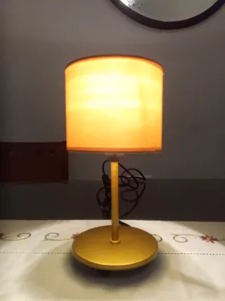 Lámpara de mesa dorada tela y metal