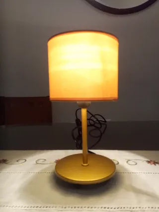 Lámpara de mesa dorada tela y metal