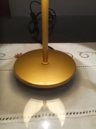 Lámpara de mesa dorada tela y metal