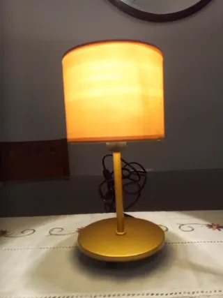Lámpara de mesa dorada tela y metal