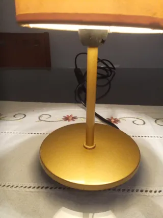 Lámpara de mesa dorada tela y metal