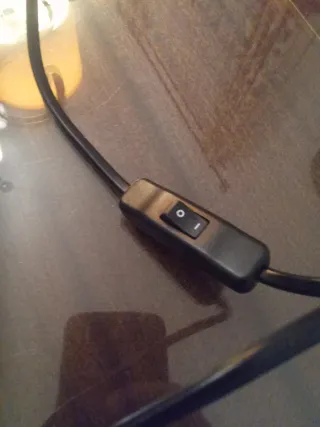 Lámpara de mesa dorada tela y metal