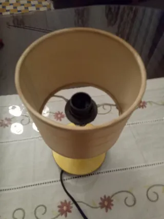 Lámpara de mesa dorada tela y metal