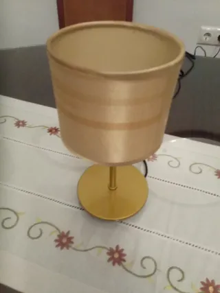 Lámpara de mesa dorada tela y metal