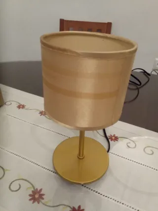 Lámpara de mesa dorada tela y metal