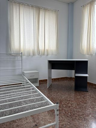 OFERTA!!! Habitación: Cama, mesitas y escritorio