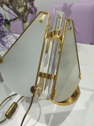 Lámpara de mesita dorada y cristal