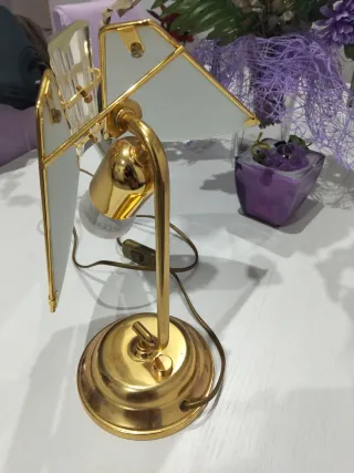 Lámpara de mesita dorada y cristal