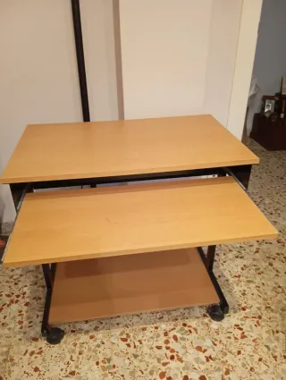 Mesa de ordenador con ruedas