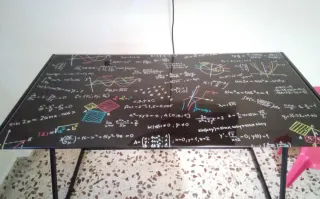 Mesa de escritorio cristal con diseño matemático