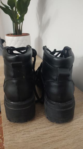 Botines Borcegos piel negros con cordones