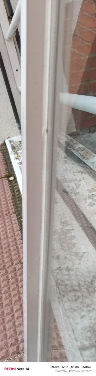 Puerta abatible de aluminio blanca