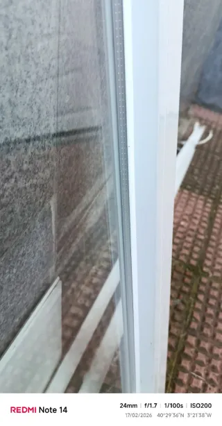 Puerta abatible de aluminio blanca