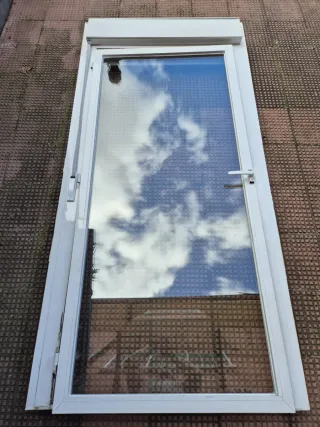 Puerta abatible de aluminio blanca
