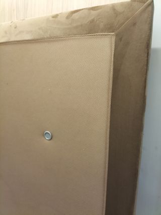 Base tapizada beige y marrón